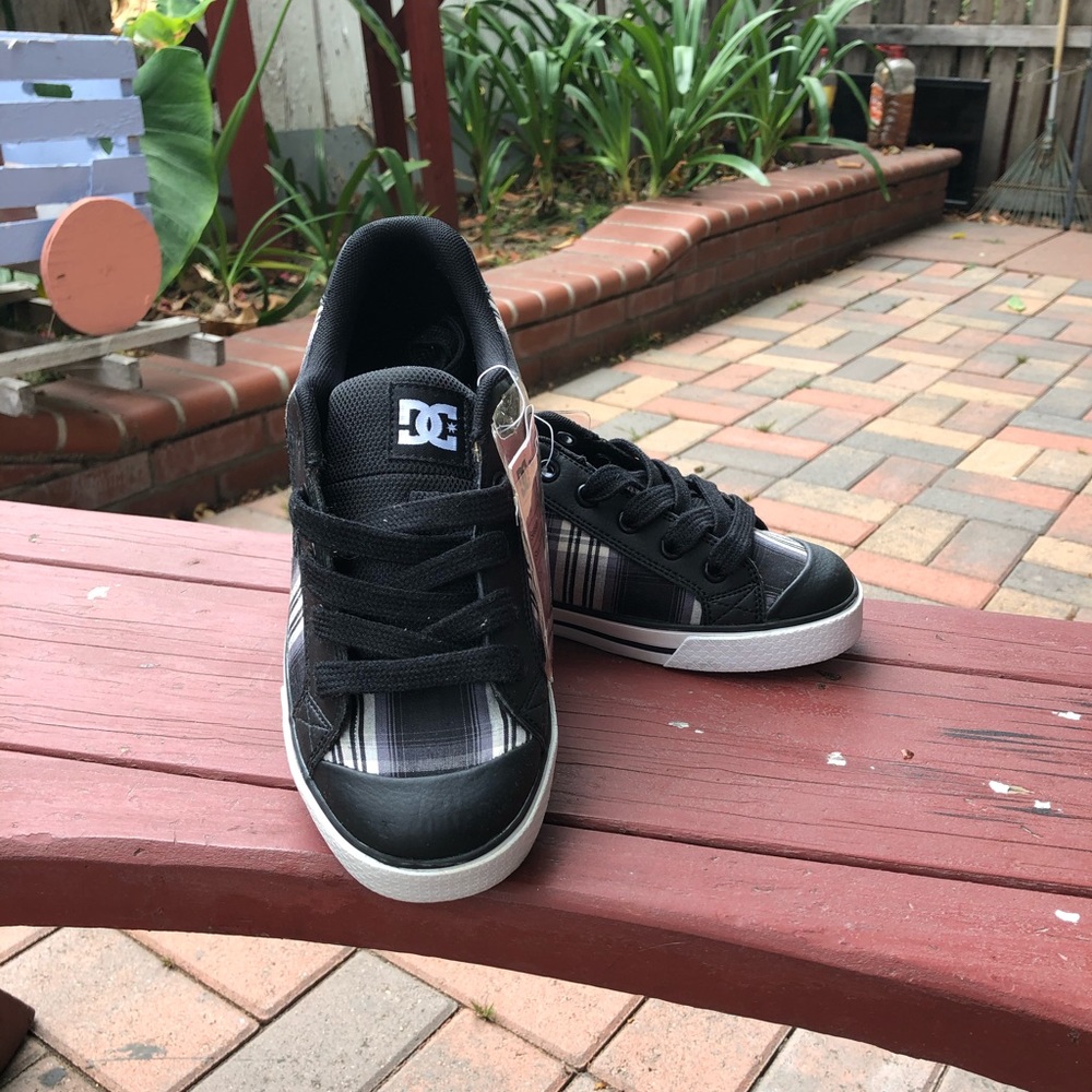 New size 7 DC shoes